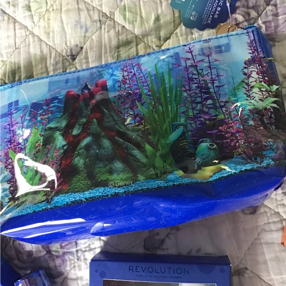 Finding Nemo Disney 17 pcs Set Makeup Revolution Eyeshadow lip oil brush bag New - Picture 7 of 14